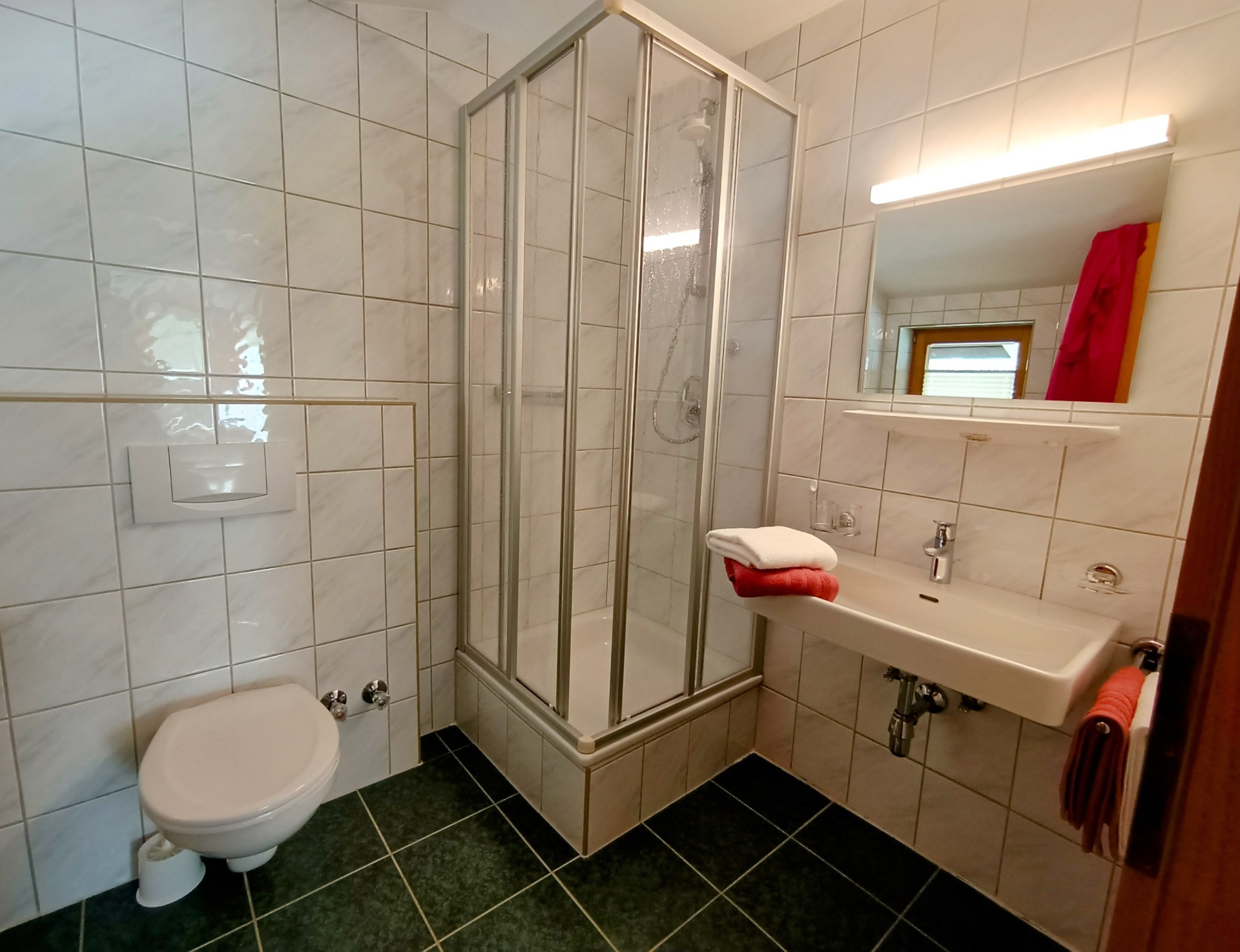 Modernes Badezimmer mit Dusche