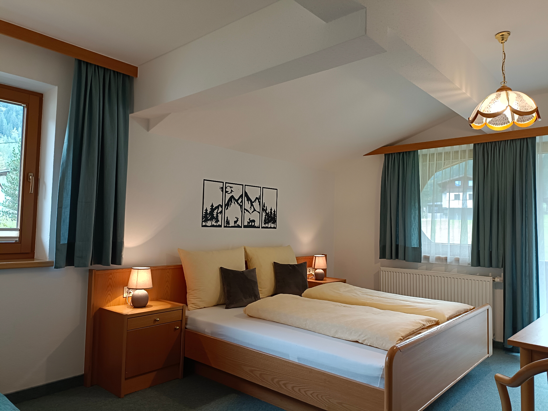 Helles Schlafzimmer mit Naturblick