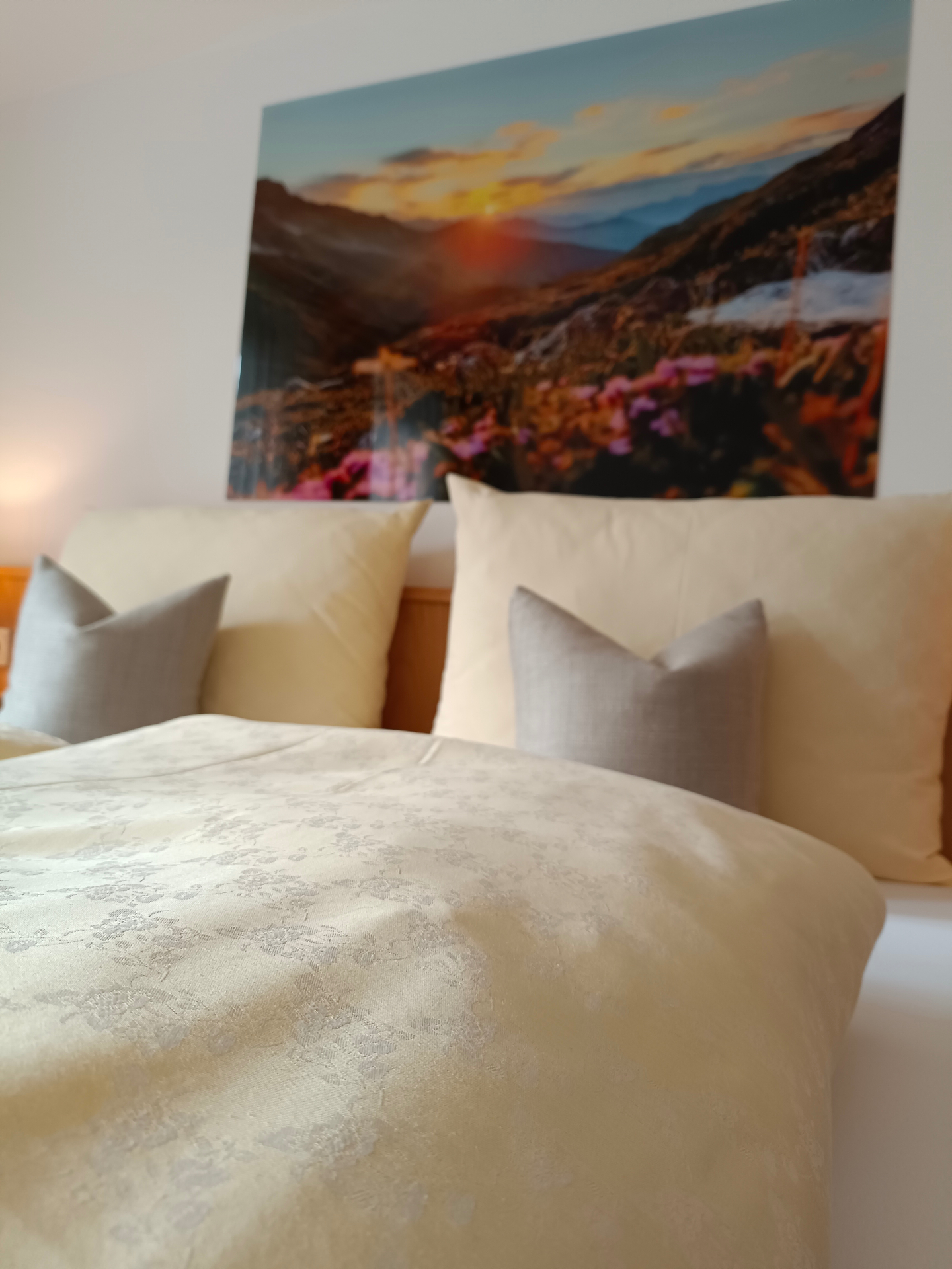 Detail: Bett mit Berglandschaft
