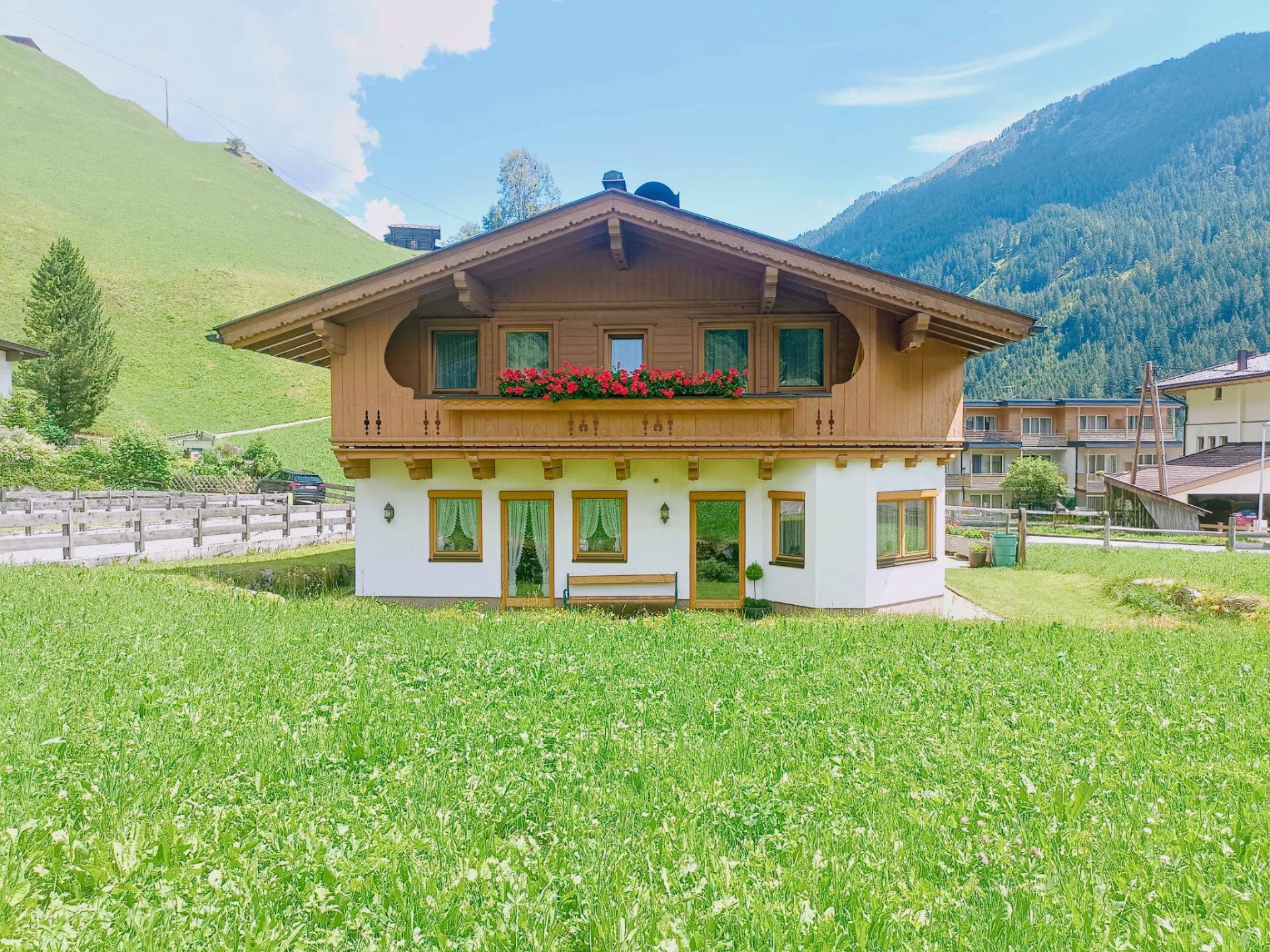 Außenansicht des Apart Manuela mit Bergpanorama