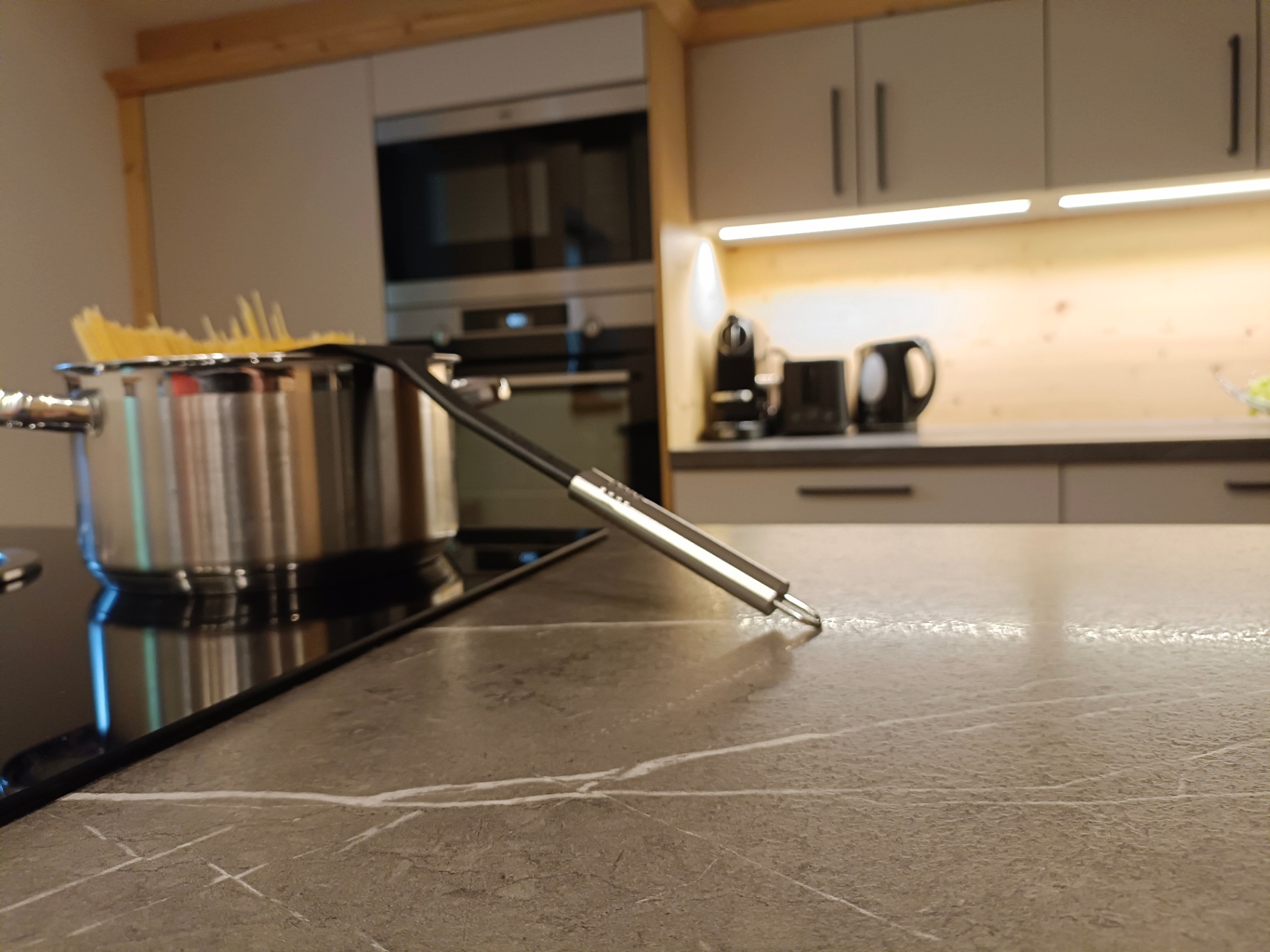 Küchendetail: Kochfeld und Espressomaschine